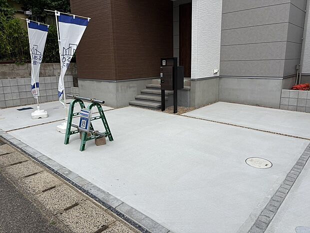 【広々駐車スペース】2台らくらく駐車スペースを保ち設計されています。