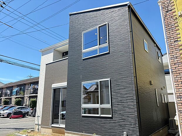 【角地ならではの開放感】南西角地で陽当り・通風良好な住まい！南側の道路は人の往来も少ないので、カーテンを空け放して開放感のある暮らしが実現します！