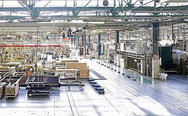 住まい全体の約85%を工場で生産しています。システム化された生産工程、充実した人材育成プログラム、500項目におよぶ検査体制。バラツキのない安定した家づくりをしています