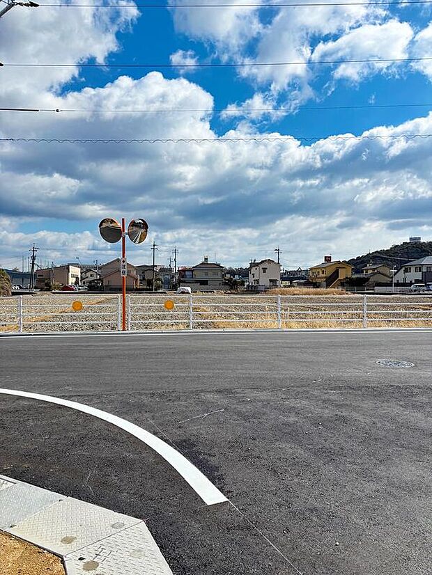 分譲地入口付近の交差点には安全のためのミラーや路側帯を設置。(2025年2月)撮影
