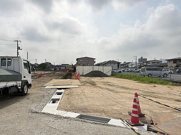 分譲地西側入口付近から撮影境
現在造成工事中。2026年10月末頃完成予定。
前面道路約6mに面した、ゆとりある立地です。