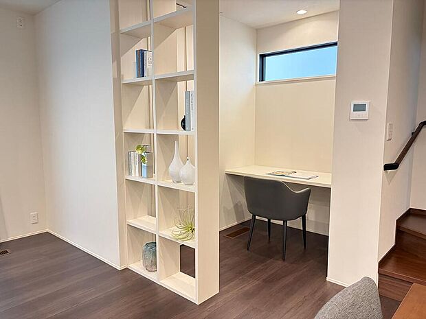 【その他内観】リビング横には、家族が様々な用途に活用できるワークカウンタースペース。天井まであるオシャレな棚には、家族の思い出やお気に入りのインテリアを飾れます。