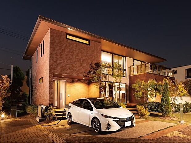 【【非常時給電システム】】停電時などにクルマから住まいへ電力給電できる「クルマde給電」。突然の停電時にもクルマを電源として一部のお部屋に給電することができるシステムです。料理に欠かせないキッチンや家族が過ごすリビングなどに電気を供給することができ、在宅避難が可能になります。