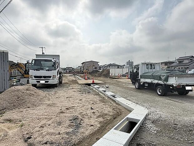 【現地土地写真】分譲地西側入口付近(北寄り)から撮影境
現在造成工事中。2026年10月末頃完成予定。
45.6坪~48.66坪のゆとりある敷地で、並列駐車やお庭も確保しやすい自由なプランが可能!