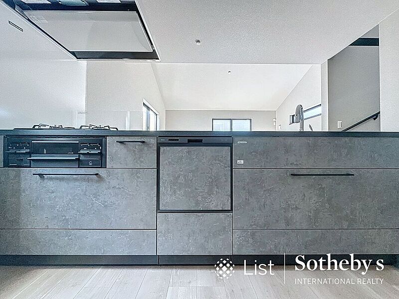 □キッチン□デザイン性と機能性を兼ね備えたキッチンです。リビングスペースとの一体感が生まれ、広々空間を演出してくれます。