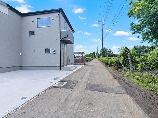 前面道路含む外観