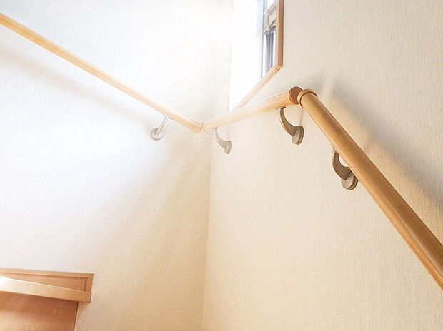 【階段手すり】階段には手すりがついているので昇り降りも安心です。