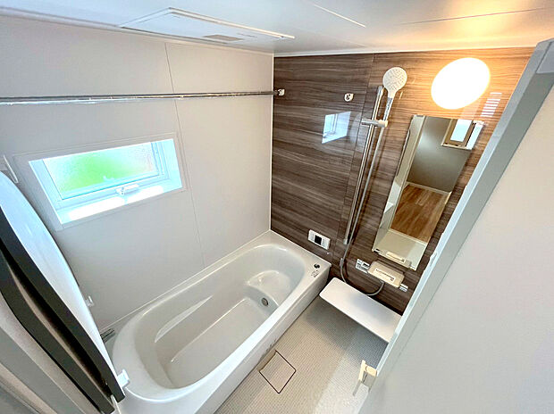 【浴室】1坪サイズが標準の浴室。広々としていて、毎日のんびり。もちろん浴室換気乾燥暖房機もついているので、梅雨の時期でも寒い冬でも1年中快適なバスルームです。