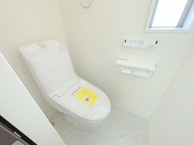 【温水洗浄便座】トイレは清潔感のあるオフホワイト♪　毎日使う場所だからこそお手入れも楽々にできる機能が搭載。汚れが付着しにくい便器でお掃除も楽々。