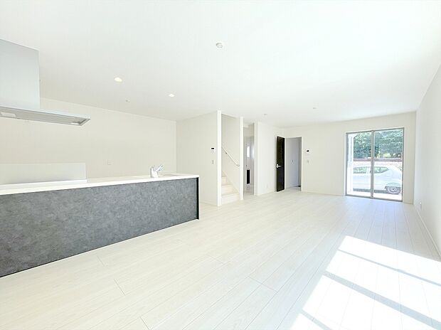 【リビング】オープンでのびやかな空間を生み出すこだわりの「広がり」と「ゆとり」。家族と過ごす時間を大切にした住空間です。
