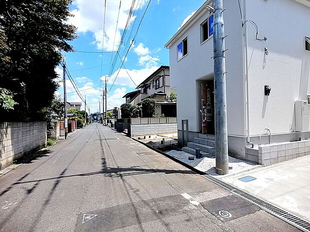 【前面道路含む現地写真】前面道路は6ｍ。駐車が苦手なママにも嬉しい住まいです。