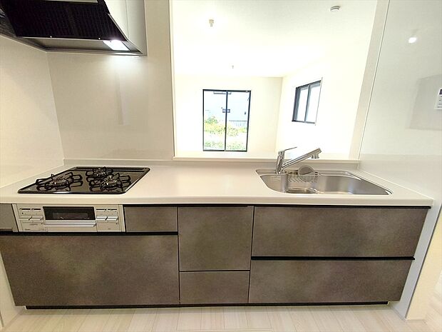【キッチン】ご家族との会話を楽しみながらお料理のできる対面キッチン。ワイドシンクで調理スペースも広々とお使いになれます