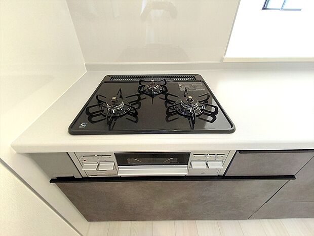 【【3口コンロ】 】凹凸が少ないフラットトップコンロ。お掃除もラクラクです。