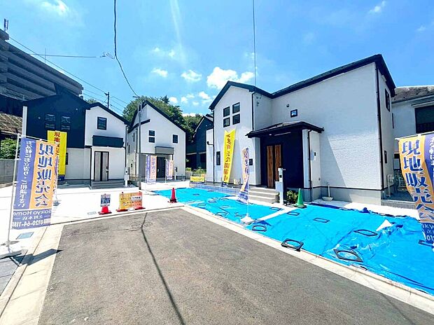 【駐車場】カースペースはコンクリート仕上げ。雨の日も足元は気になりません！
