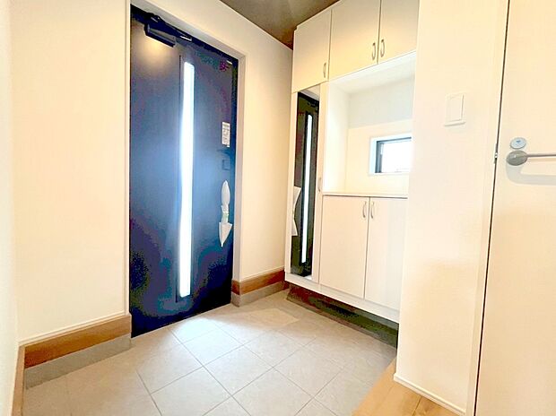 【玄関】お家に出会う人々を出迎える玄関だからこそ、広々清潔感あふれる空間にしたいもの。採光・通風にも配慮された開口部を設ける事で、毎日明るい空間をキープします。