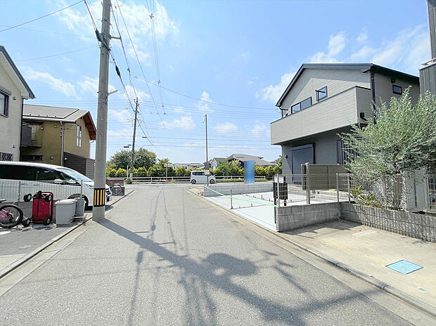 【前面道路】穏やかな雰囲気漂う、緑と調和した街並みに建つ新築一戸建て。