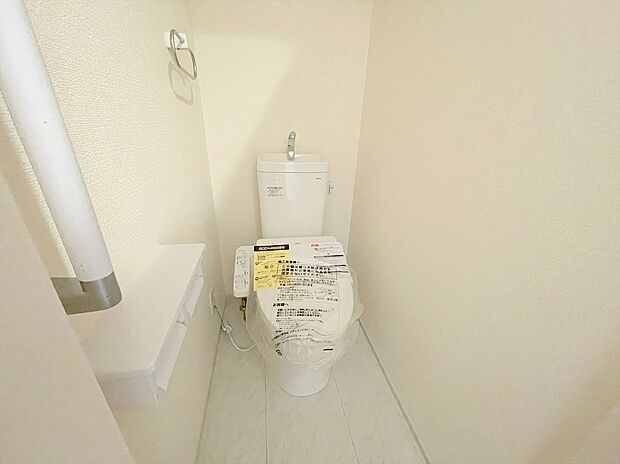 【【温水洗浄便座】】トイレは清潔感のあるオフホワイト♪ 毎日使う場所だからこそお手入れも楽々にできる機能が搭載。汚れが付着しにくい便器でお掃除も楽々。
