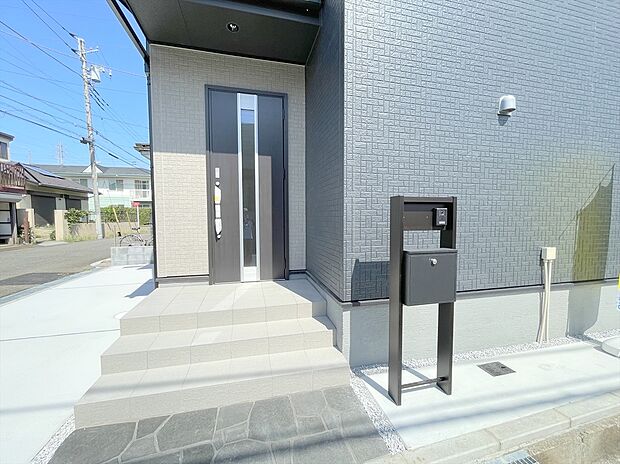 【玄関】玄関はおうちの顔です。いつも明るくキレイな状態でご家族の帰りをお待ちします。お子様のお留守番にも安心なTVモニター付インターホン完備です。