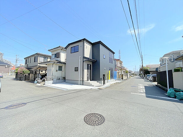 【前面道路】前面道路は6mの幅広な道路です。入出庫の際もらくらくです。