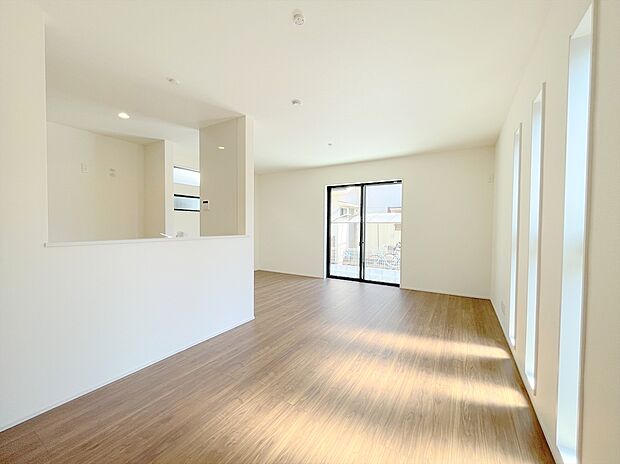 【リビング】開放的な空間と、陽当たりが魅力のリビングルーム。家族の時間をゆったりと過ごせるプランニングになっています。