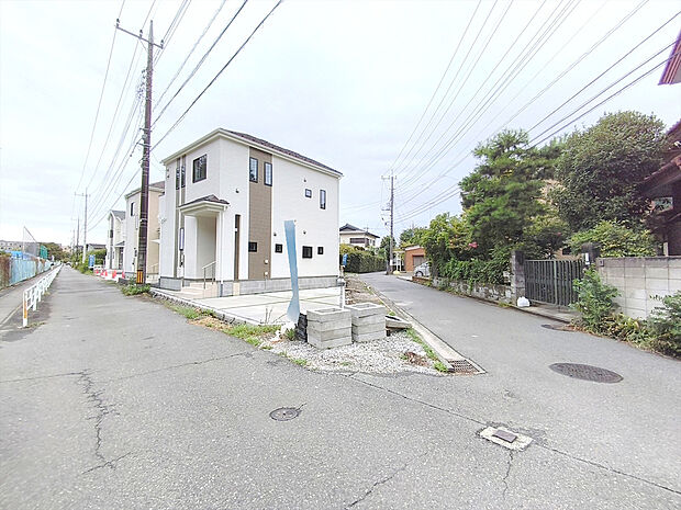 【前面道路含む外観】徒歩圏内に公園、商業、教育、医療施設が揃う便利で安心の住環境です。