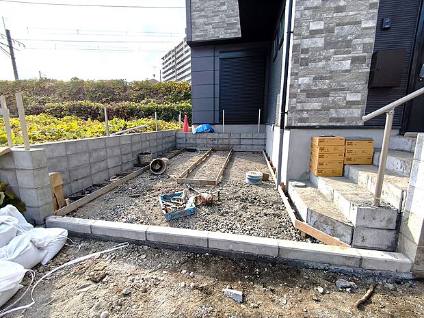 【カースペース】カースペースはコンクリート仕上げ。雨の日も足元は気になりません！

