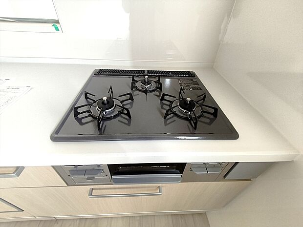 【【3口コンロ】】 凹凸が少ないフラットトップコンロ。お掃除もラクラクです。