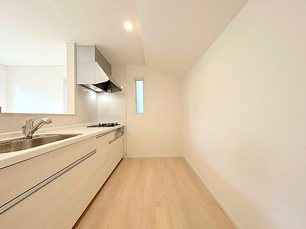 【キッチン】キッチンからリビング全体を見渡せるので、小さなお子様がいらしても様子を見ながら家事ができますね
