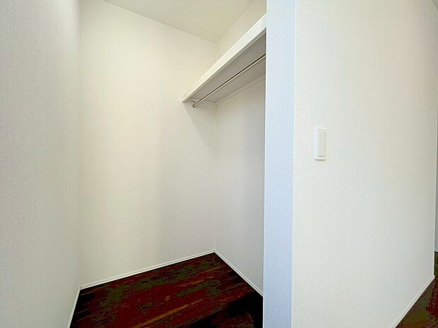 【【ウォークインクローゼット】】嬉しい大型収納は衣替え不要ですぐに使え、片付け上手に！