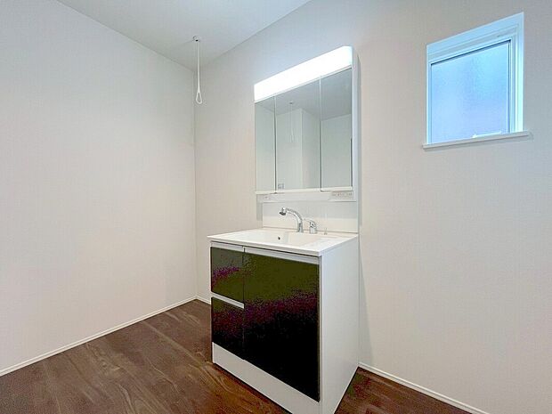 【洗面所】サニタリースペースには窓が備えられております。毎朝の身支度も、陽の光差し込む明るい空間で、快適にお使い頂けそうです。
