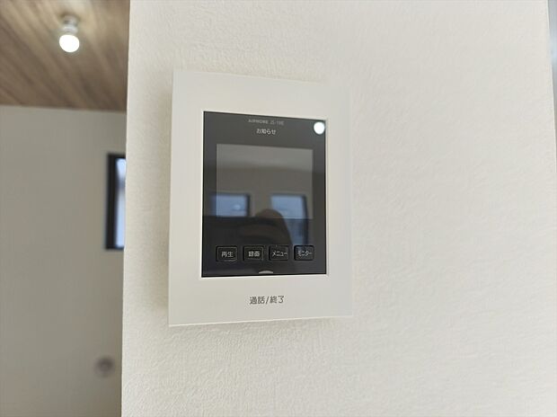 【【モニター付きインターホン】】玄関を確認しなくても誰が来たのかすぐわかります。訪問者を確認してから会話することができますので安心して対応できます♪