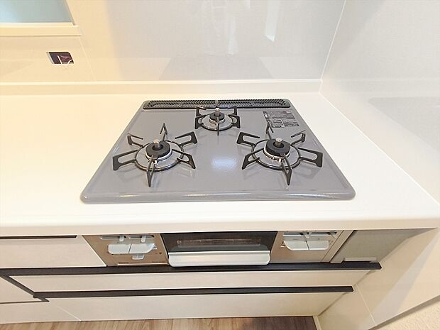 【【3口コンロ】】 凹凸が少ないフラットトップなのでお掃除もラクラクです。