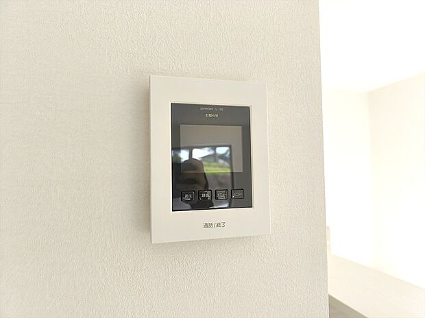 【【モニター付きインターホン】】玄関を確認しなくても誰が来たのかすぐわかります。訪問者を確認してから会話することができますので安心して対応できます。