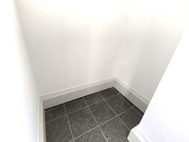 【【シューズインクローゼット】】靴だけでなく、傘やベビーカーなどの外用品を収納でき、玄関がすっきりと片付きます。