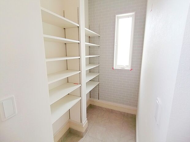 【【シューズインクローゼット】】ベビーカーやゴルフバック・スノーボードもそのまま格納できるほどの大きさをほこるシューズインクローゼットは大変便利です。