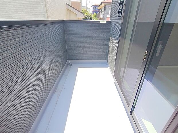 【バルコニー】奥行きのあるバルコニーは洗濯物や布団を干す時に動きやすいです。