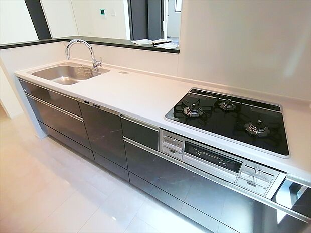 【キッチン】キッチン横に設けたパントリー。食品のストックや調理器具の保管に便利なスペース。