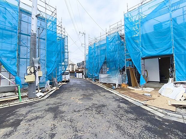 【前面道路含む現地写真】前面道路は車通りも少なく、お子さまのいるご家庭でも安心ですね。