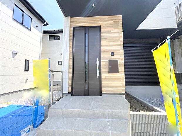 【玄関】明るく開放感のある玄関です。