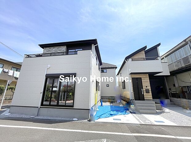 【外観】シンプルかつシャープなデザインが印象的な洗練されたZEH水準住宅です。もちろん、建物の基礎や構造など目に見えない部分もしっかりとこだわった造りです。