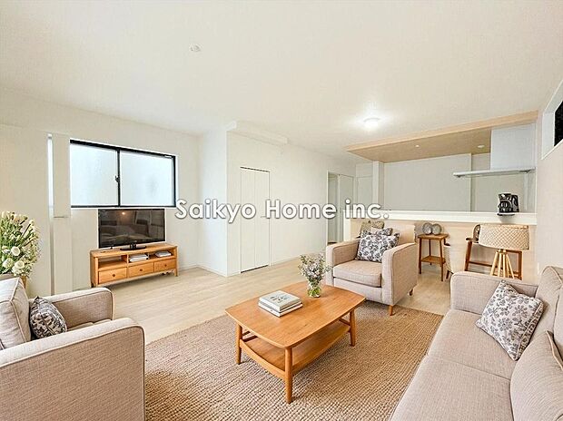 【リビング】一日の中で多くの時間を過すことになるリビングダイニングだからこそ、いつも穏やかな空間であることが必然。爽やかな通風と採光を存分に感じる事が出来る空間です。※家具等はCG加工しております。