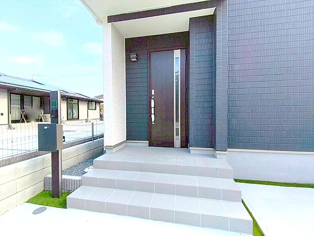 【玄関】玄関はおうちの顔です。いつも明るくキレイな状態でご家族の帰りをお待ちします。お子様のお留守番にも安心なTVモニター付インターホン完備です。