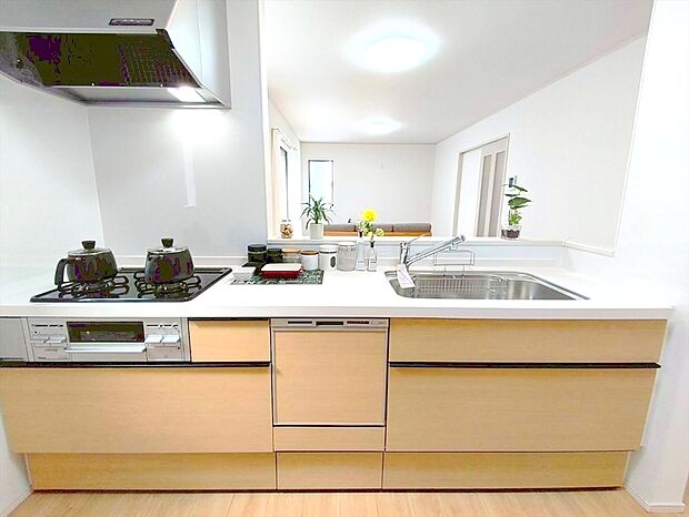 【キッチン】キッチンからリビング全体を見渡せるので、小さなお子様がいらしても様子を見ながら家事ができますね。