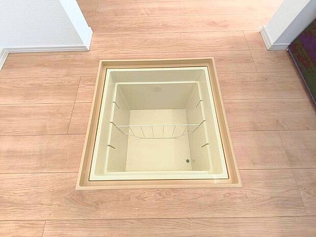 【床下収納】キッチンには床下収納つき。キッチンスペースはいつでもスッキリです。