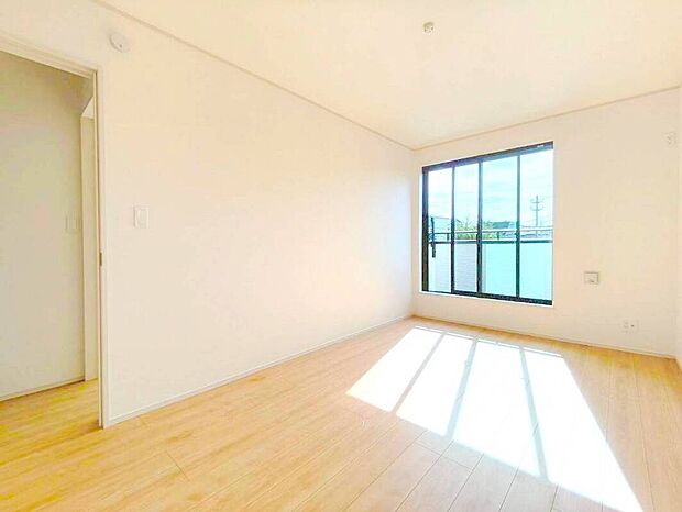 【居室】大きな窓からはお陽さまの光や爽やかな風をたっぷり取り込めます。室内はいつも明るい印象なので気持ちの良い朝を迎えられます。毎日の生活も明るくなりそう。
