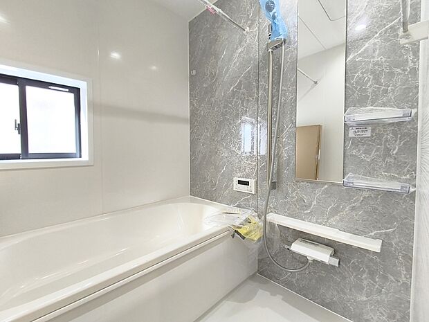 【浴室】ゆったりと足を伸ばせる一坪タイプの浴室です。浴室換気乾燥機付きですので、カビの発生も抑制出来ます。