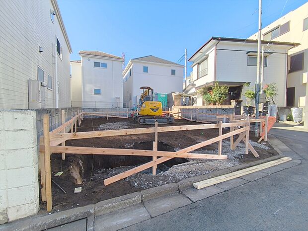 【現地外観】周囲にはスーパーをはじめとした買い物施設も揃っています。住みやすさと利便性を兼ね備えた環境です。