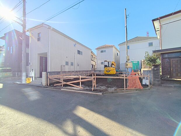 【前面道路含む現地写真】緑豊かで閑静な住宅街は子育てにはピッタリです。