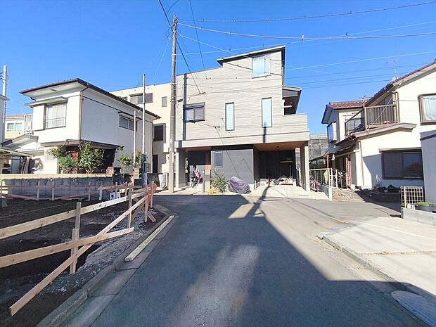 【前面道路含む現地写真】低層地区の静かなエリア！前面道路は4ｍ！角地につき開放感があります。