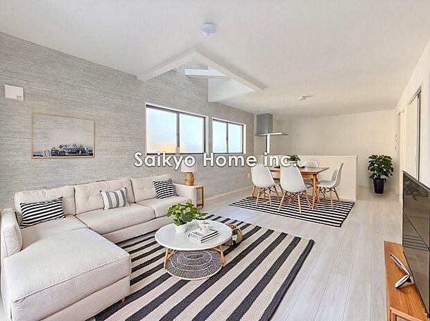 【リビング】開放的な一部吹抜け＋窓の多いデザイン＝やわらかな陽光が隅々まで届きます。注文住宅を思わせるようなオシャレな造りの間取り・仕様。※家具等はCG加工しております。